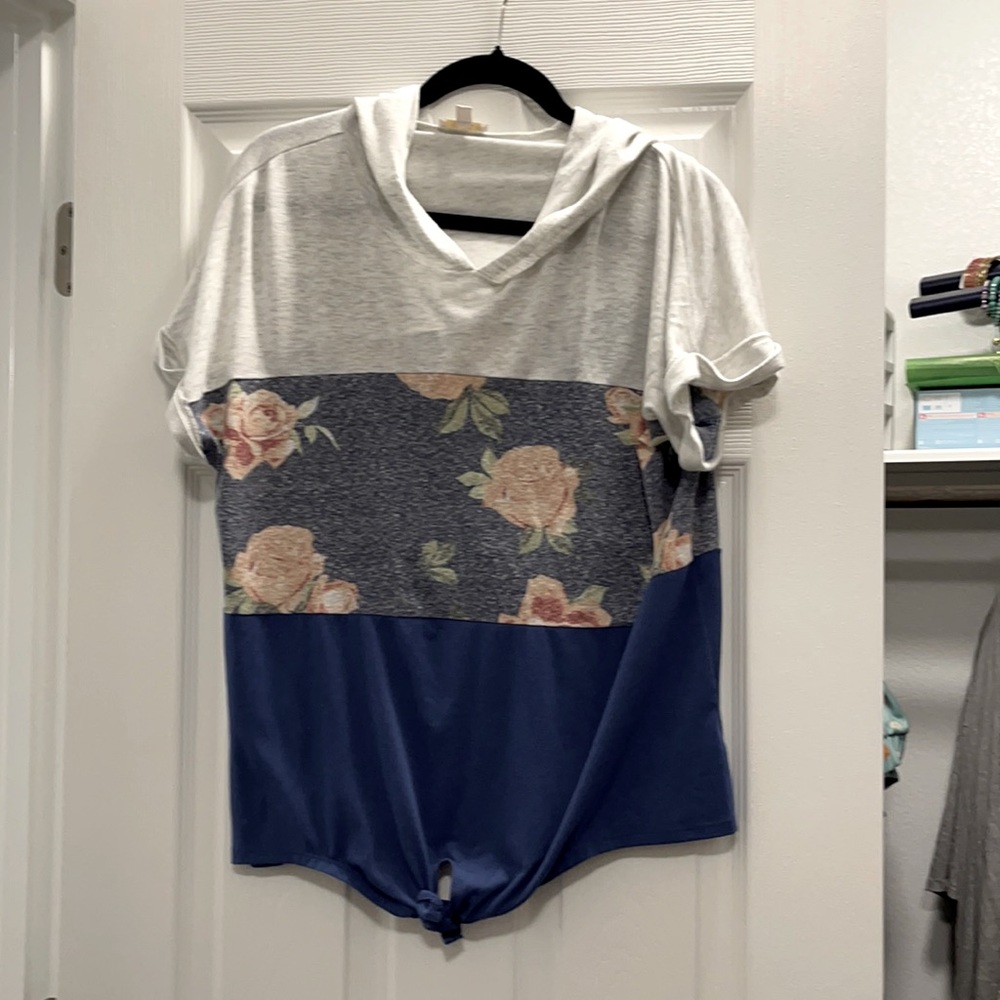 Short sleeve floral shirt with hood